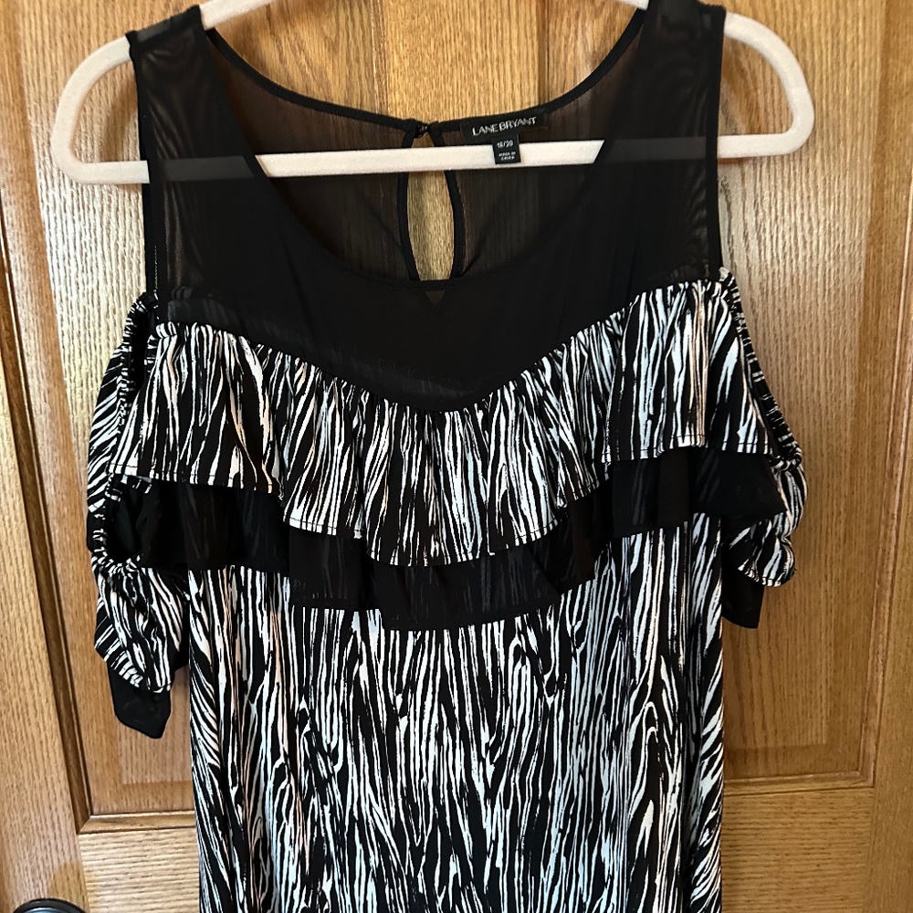 Lane Bryant Black/White Off-The-Shoulder Ruffled Front Blouse.  Size 18/20.